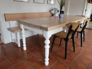 Bord med 4 stole & 1 bænk