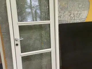 Yderdør i hvid træ