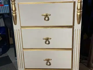 Nyistandsat kommode med 5 skuffer, i Beige og guld