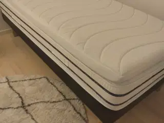Enkelt seng med madras og topmadras 
