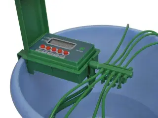 Automatisk vandingssystem med sprinkler og timer