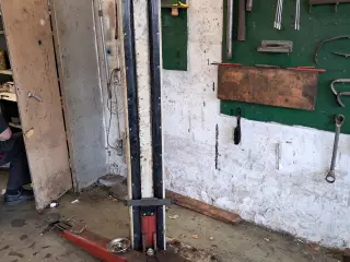 2 søjlet Stenhøj lift. 