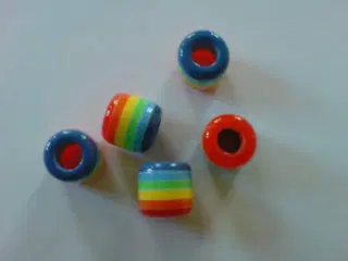 Nye regnbuestribet perler ( 1,2 cm )