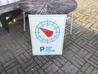 Skilt p skive gammel fra køreskole stort