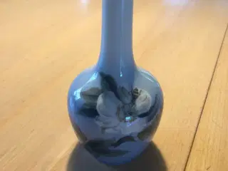 Vase blomst og bien