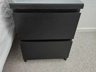 2 sengeborde med skuffer og glasplader. 
