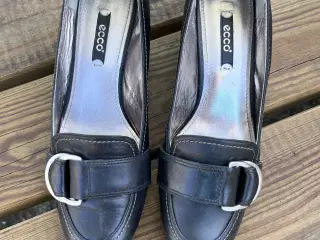 Elegante ECCO læderpumps med sølvspænde – Str. 39