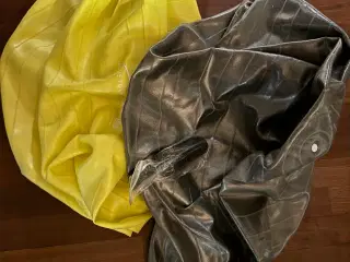To gymnastikbolde