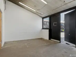 128 m² lager til leje i Glostrup med høj loftshøjde og nem adgang nær E45