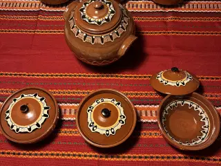 Keramik terrin + 6 skåle med låg + dug.