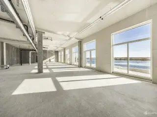 691 m² erhvervslejemål med skøn beliggenhed lige foran lille sø