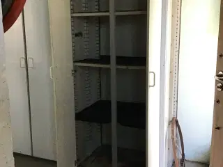 To stålskabe med trælåger