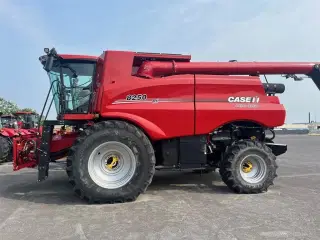 Case IH 8250 Axial-Flow With 3020 30fod 9m TERRAFLEX  header.