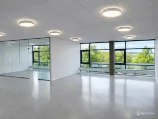 Udsigtskontor i flerbrugerhus med kantine