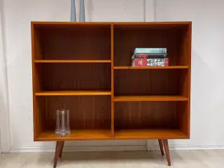 Teak Bogreol, på skrå tilspidsede ben