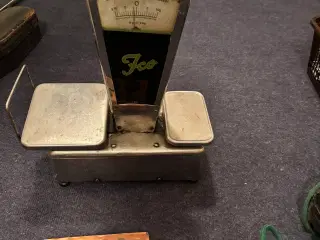 Gammel vægt med lidt lodder til