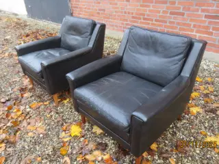 2 stk Lænestole i sort læder med teak ben 