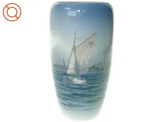 Vase med marine motiv og sejlbåd, Royal Copenhagen nr. 2609-1049 fra Royal Copenhagen (str. 23 x 12 cm)