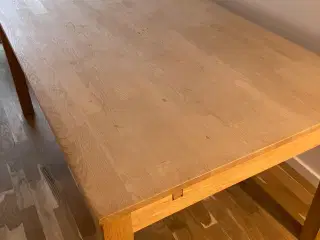 Spisebord og 6 stole i massiv eg