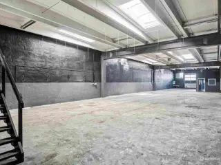 Lagerlokale - oplagt til lastmile. håndværkere eller værksted