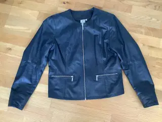 Skindjakke i ?Chanel-snit?