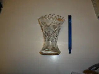 Glas vase sælges.