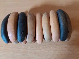 Armbånd med træperler ovale