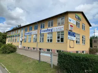 Kontorlokaler på 198 m² udlejes.