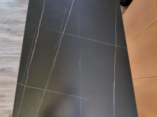 Spisebord med keramisk bordplade 