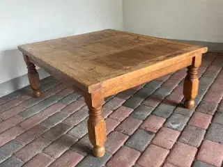 Sofabord med patina.