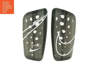 Benskinner fra Nike (str. 16 x 7,5 x 2,5 cm)