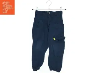 Mørkeblå cargo bukser fra DKNY (str. 98)