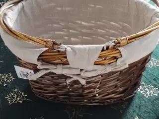 Kurv, evt til garn. Ny og ubrugt.