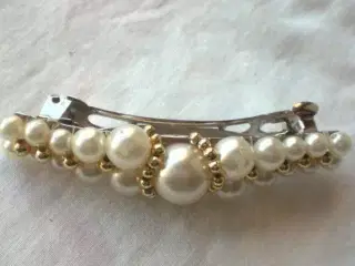 Hårspænde med perler og guld.