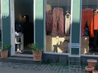 Sød detailbutik tæt ved torvet