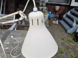 Flødefarvet arkitektlampe i klassisk dansk design