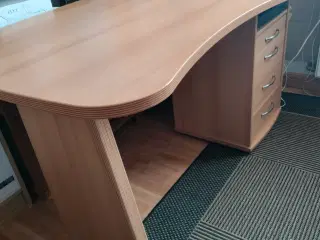 Skrivebord i fineret bøg m. skuffesektion.