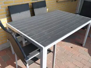 Velholdt havemøbelsæt i sort og alu. 