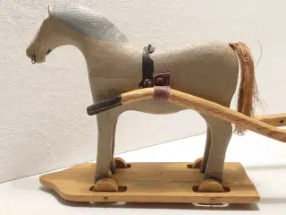 Fængselslegetøj: Vogn med hest. Ca 1930. L 54cm