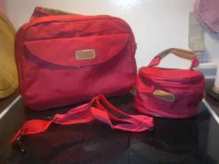 Rød taske samt kosmetiktaske