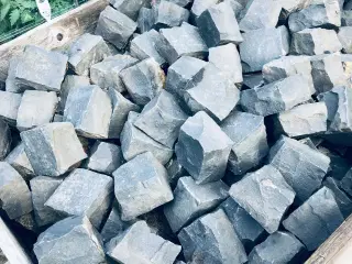 Sorte granit sten
