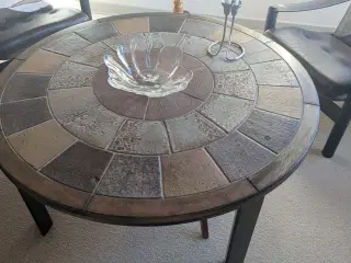 Rundt bord og 4 læderstole sælges.