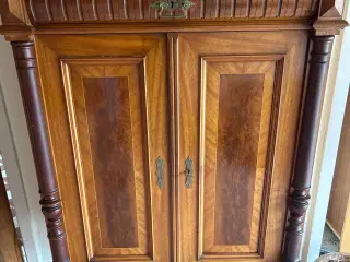 Smukt antikt skab / kabinet fra 1800tallet