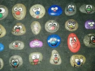 23 HÅNDLAVEDE STEN SMILEYS