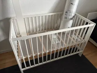 Baby møbel sæt - tremmeseng m madras og puslebord