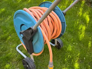 Haveslange med slangetromle
