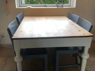 Smukt gammelt spisebord med 4 stole