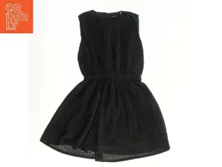 Plisseret sort kjole fra LMTD (str. 146)