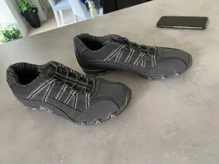 Grå sportssko størrelse 37