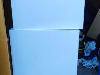 Hvide skabe 2stk, den ene med ben